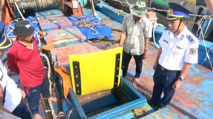 Cảnh sát biển bắt tàu chở 90.000 lít dầu không rõ nguồn gốc - Ảnh 2.