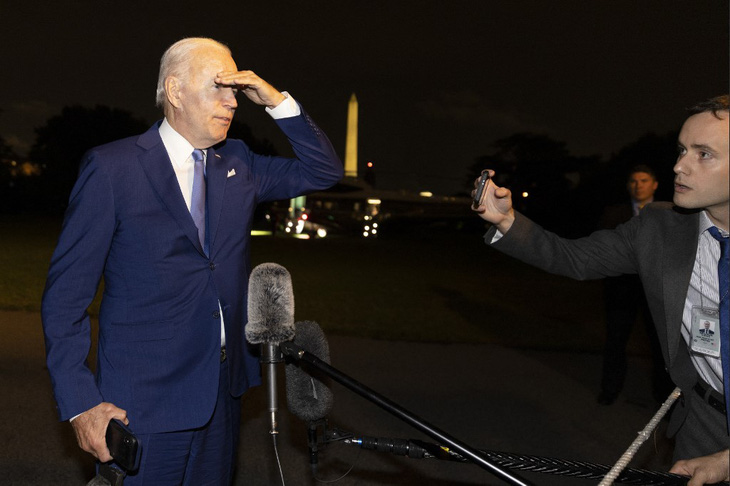 Ông Biden nổi giận khi bị vặn hỏi về vụ cụng tay với thái tử Saudi Arabia - Ảnh 1.