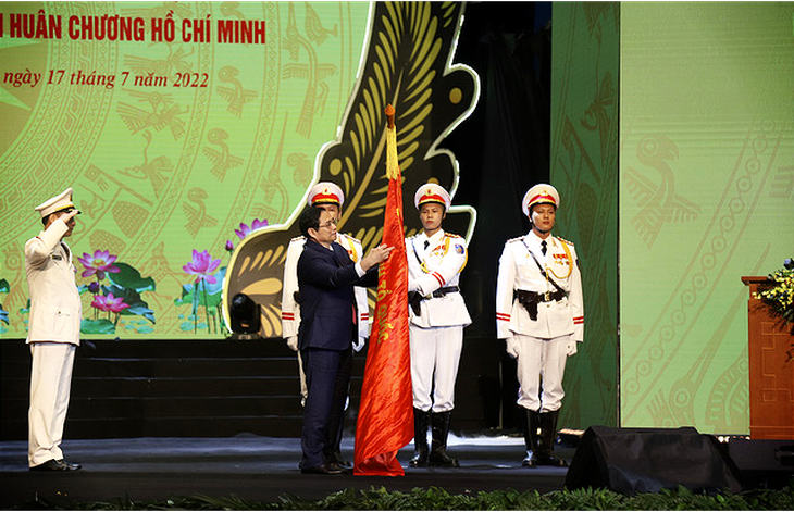 Trao tặng Huân chương Hồ Chí Minh cho lực lượng Cảnh sát nhân dân - Ảnh 1.