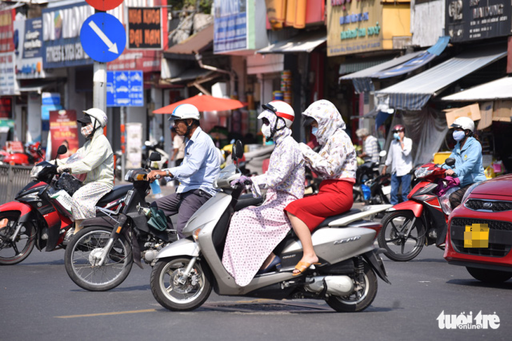 Hôm nay ra đường coi chừng tia cực tím đã vượt mức an toàn nhiều lần - Ảnh 1.