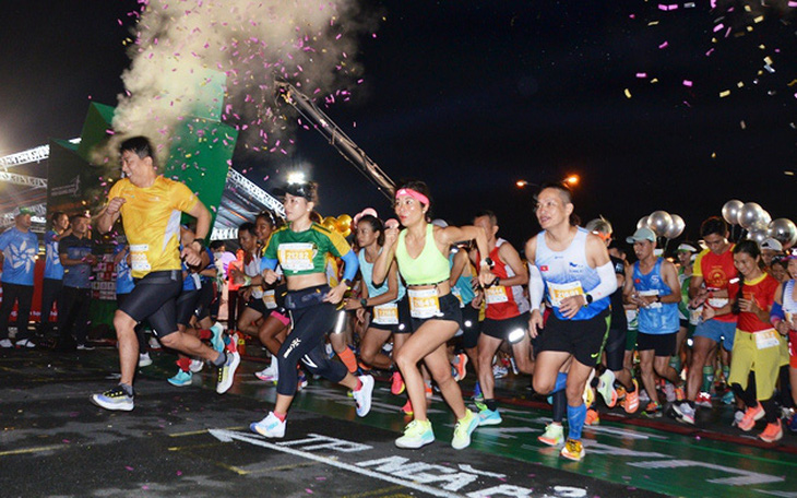 Giải marathon quốc tế Vietcombank Mekong Delta Hậu Giang 2022 chạy từ mờ sáng