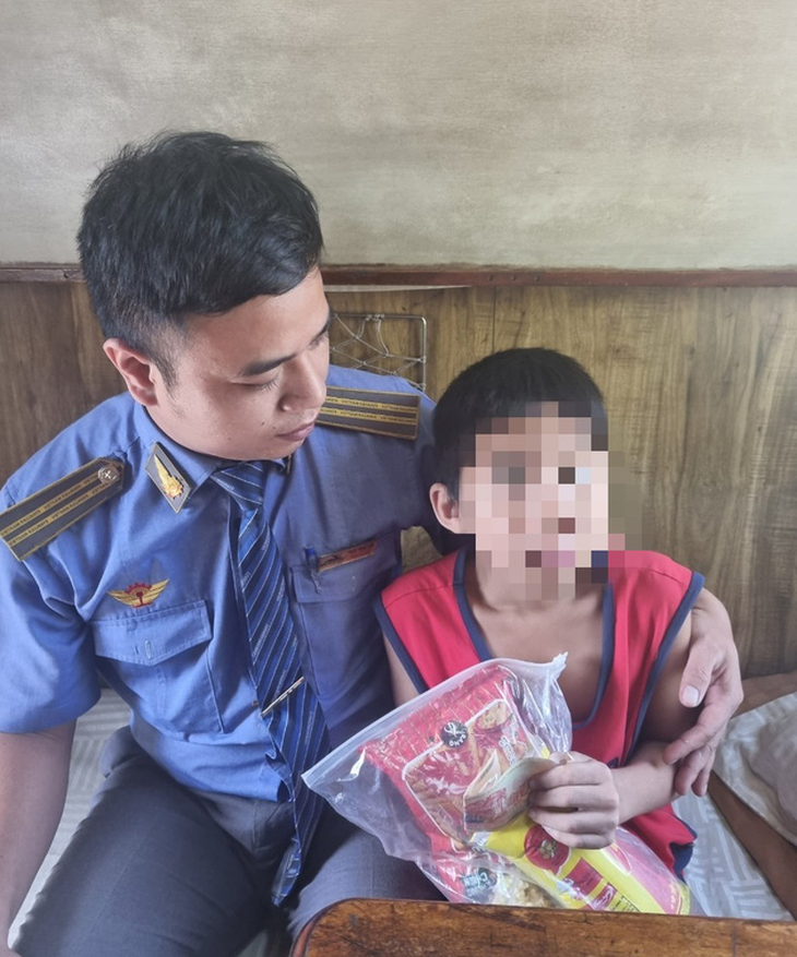 Bé trai 10 tuổi ở Nam Định đi lạc trên tàu hỏa vào TP.HCM, được đưa về quê - Ảnh 1.