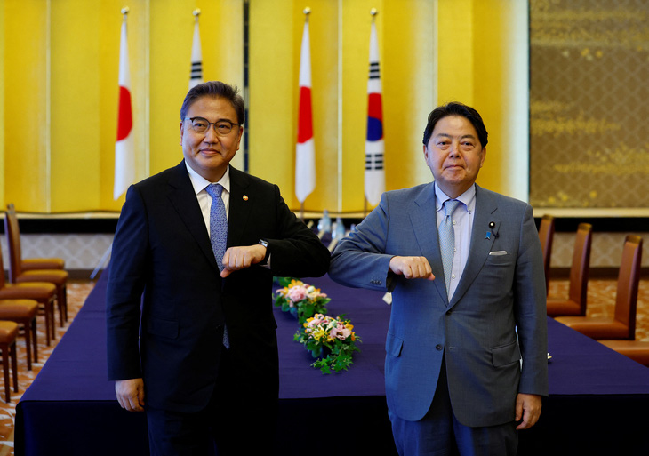 Ngoại trưởng Hàn Quốc đến Nhật tháo gỡ tranh cãi quá khứ - Ảnh 1.