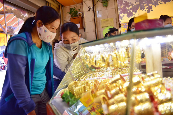 Giá vàng miếng SJC tại Hà Nội ‘rẻ’ hơn tại TP.HCM 800.000 đồng/lượng - Ảnh 1.