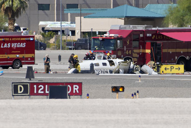 4 người chết do máy bay va chạm ở sân bay Bắc Las Vegas - Ảnh 1.