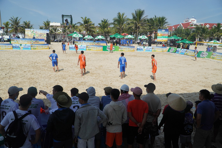 Khán giả Quảng Nam hào hứng với Lễ hội Bóng đá biển Huda - Ảnh 2.
