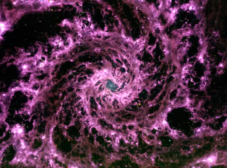 Giới khoa học xôn xao bức hình chụp thiên hà màu tím của kính James Webb - Ảnh 1.