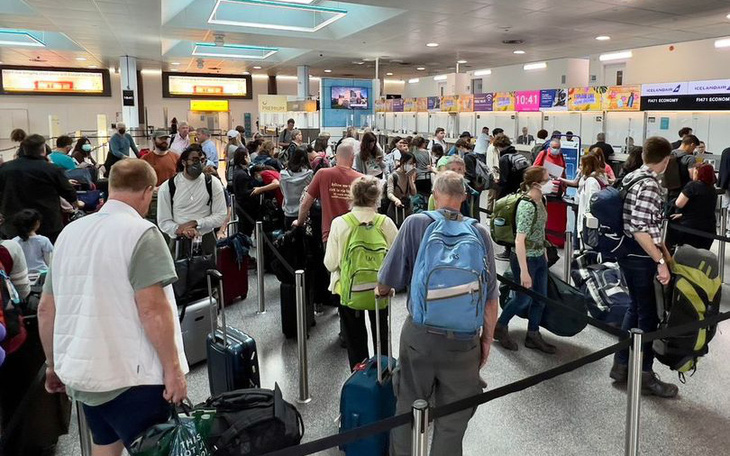 Nóng kinh hoàng ở châu Âu: Nhiều sân bay hỗn loạn, hành khách ngất xỉu