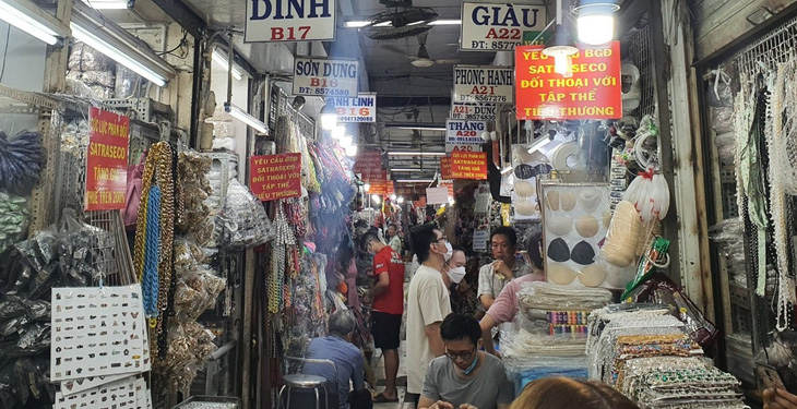 Tiểu thương chợ Đại Quang Minh kêu cứu vì bị cắt điện, ‘chủ chợ’ nói gì? - Ảnh 1.