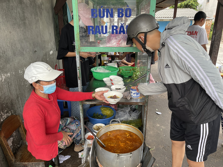 Về Phan Thiết thì cứ “tối mì quảng, sáng bún bò dơ” - Ảnh 2.