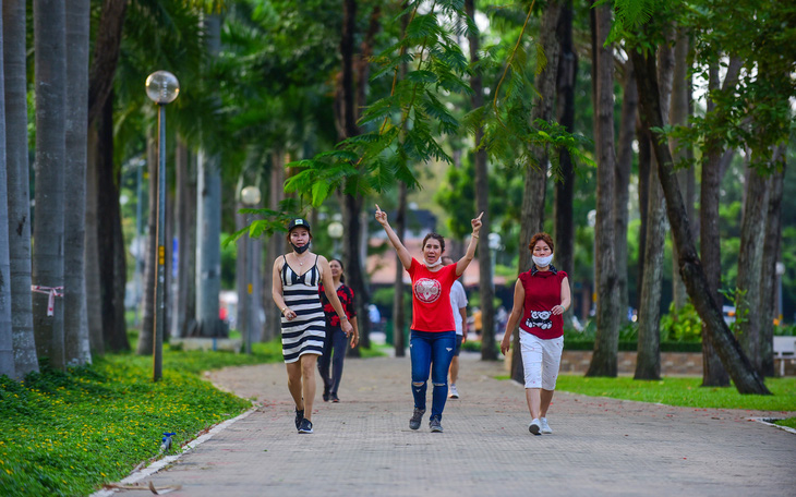 Vàng mắt ngóng trông công viên cây xanh