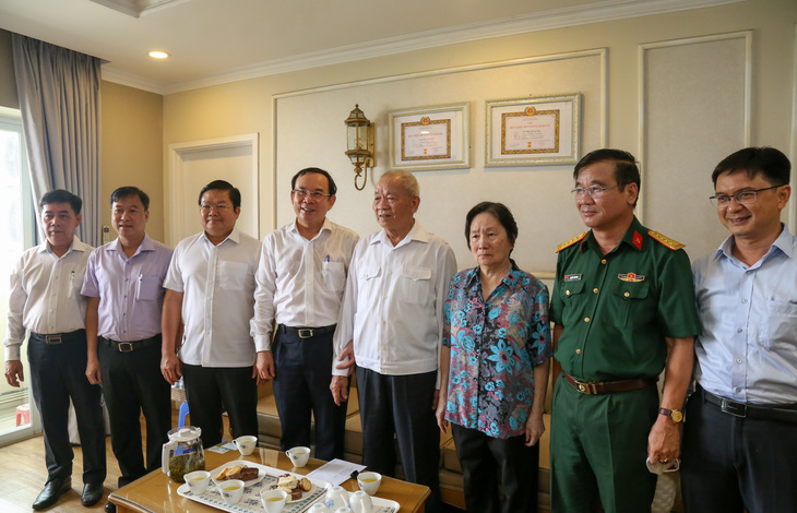 Bí thư Nguyễn Văn Nên thăm thuyền trưởng Tàu không số huyền thoại - Ảnh 2.