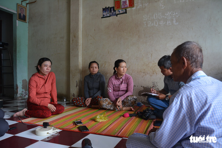 Thân nhân ngư dân gặp nạn trên biển Bình Thuận lập bàn thờ tạm, vẫn ngày đêm nuôi hy vọng - Ảnh 1.