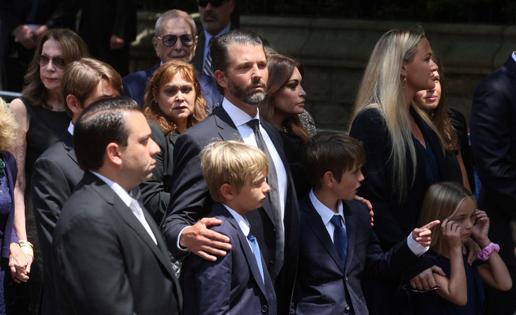 Ông Trump và các con cùng có mặt trong tang lễ bà Ivana Trump - Ảnh 5.