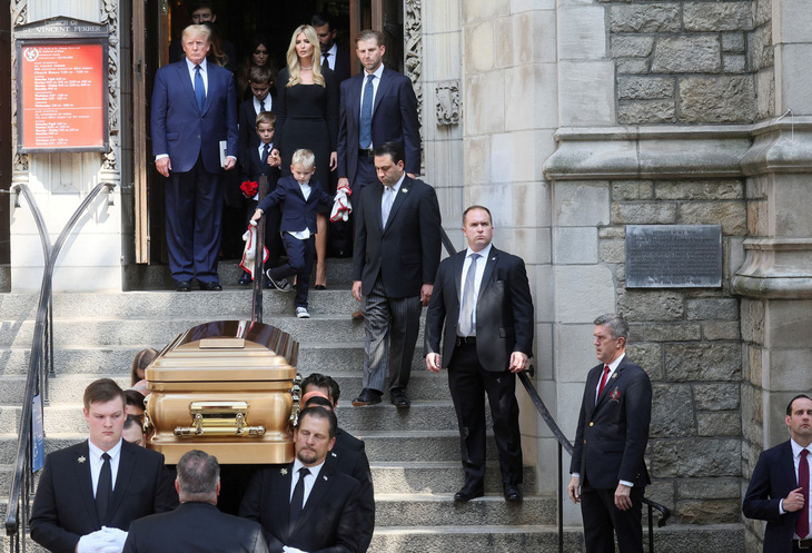 Ông Trump và các con cùng có mặt trong tang lễ bà Ivana Trump - Ảnh 3.