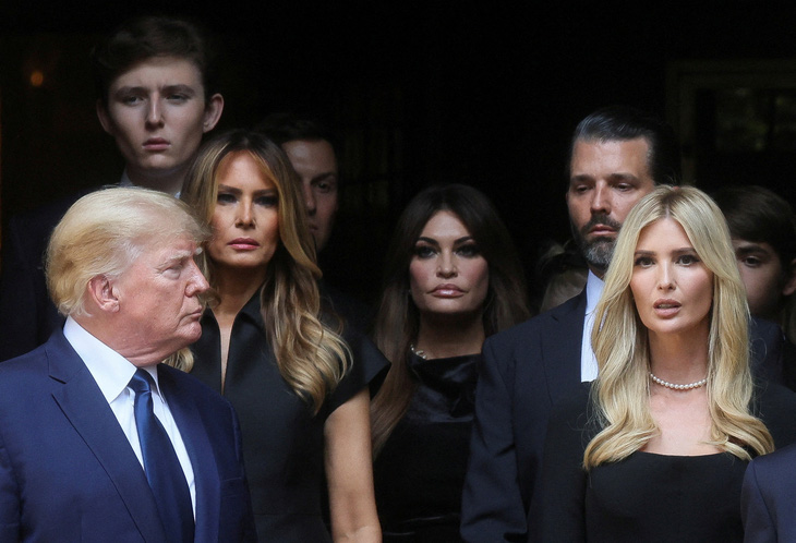 Ông Trump và các con cùng có mặt trong tang lễ bà Ivana Trump - Ảnh 6.