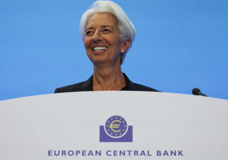 Ngân hàng Trung ương châu Âu tăng lãi suất để kiểm soát lạm phát - Ảnh 1.