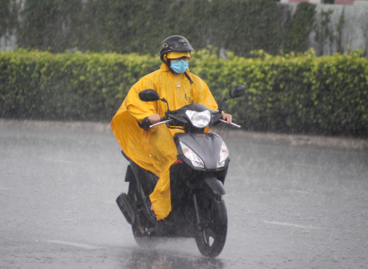 Thời tiết hôm nay 21-7: Rãnh áp thấp vắt qua Trung Bộ gây mưa cả nước - Ảnh 1.