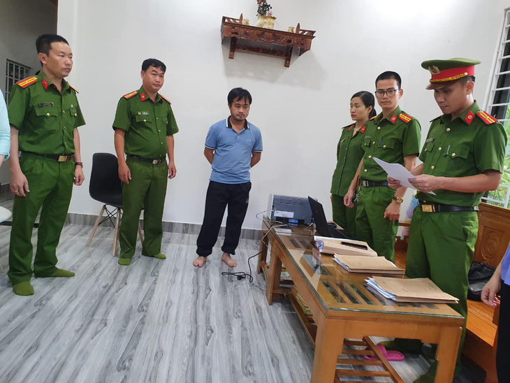 Tuồn kit xét nghiệm ra ngoài bán lại cho Việt Á, 2 cán bộ CDC Quảng Trị bị khởi tố - Ảnh 1.