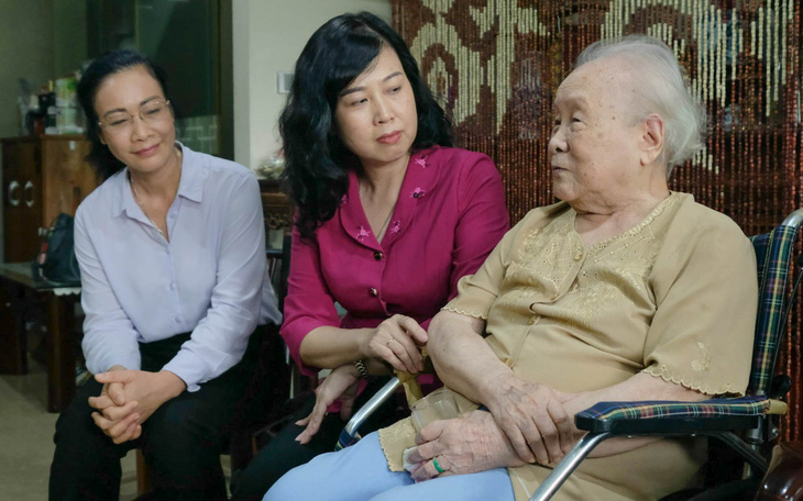 Quyền Bộ trưởng Bộ Y tế Đào Hồng Lan thăm mẹ liệt sĩ Đặng Thùy Trâm