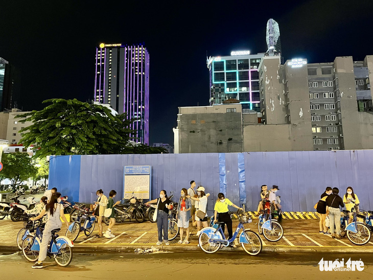 Đề xuất lập bãi giữ xe góc đường Lê Lợi - Nguyễn Huệ để giải quyết tình trạng đậu xe bát nháo - Ảnh 1.