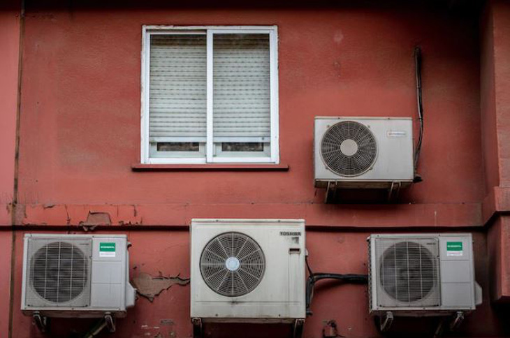 Nắng nóng gay gắt nhưng nhiều ngôi nhà ở châu Âu không có điều hòa, tại sao? - Ảnh 2.