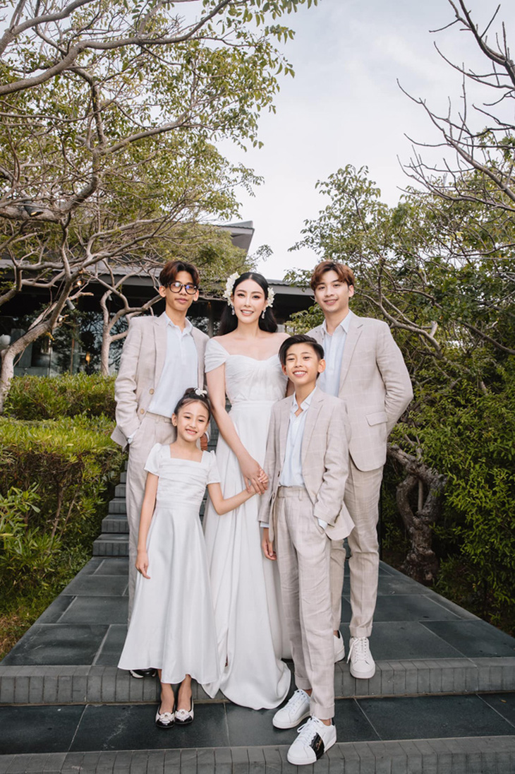Hoa hậu Hà Kiều Anh hạnh phúc tròn đầy bên chồng và 4 con - Ảnh 3.