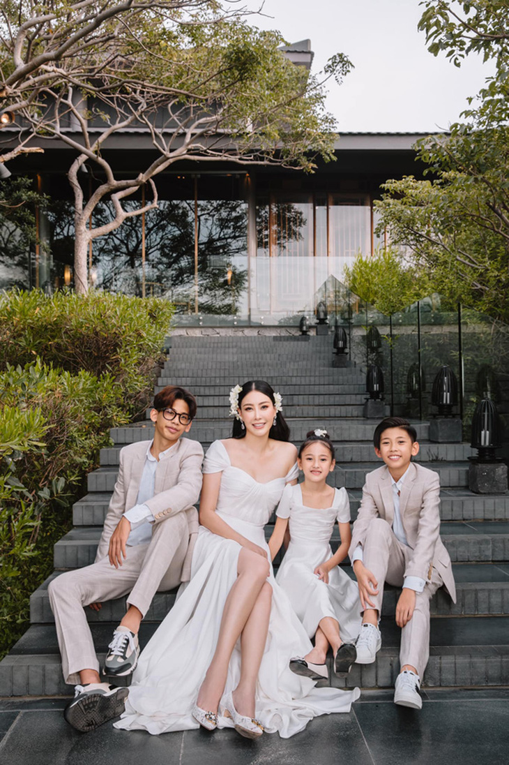 Hoa hậu Hà Kiều Anh hạnh phúc tròn đầy bên chồng và 4 con - Ảnh 2.