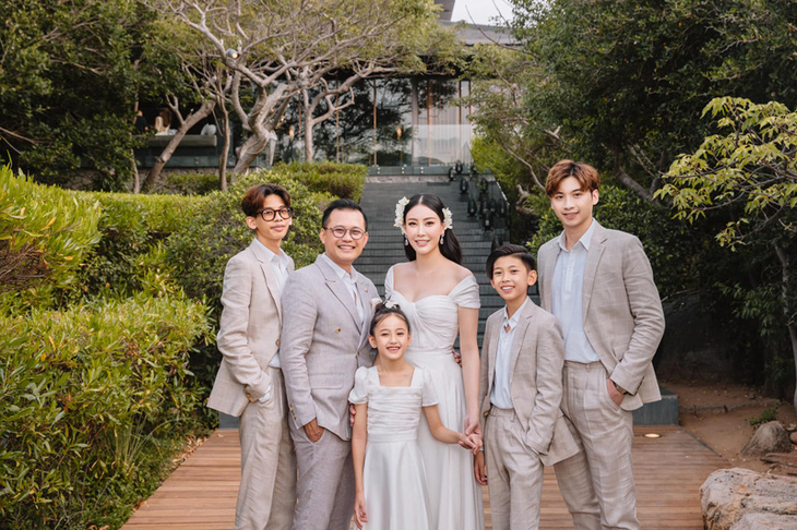 Hoa hậu Hà Kiều Anh hạnh phúc tròn đầy bên chồng và 4 con - Ảnh 4.