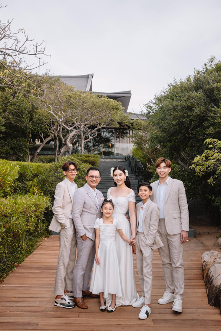 Hoa hậu Hà Kiều Anh hạnh phúc tròn đầy bên chồng và 4 con - Ảnh 1.