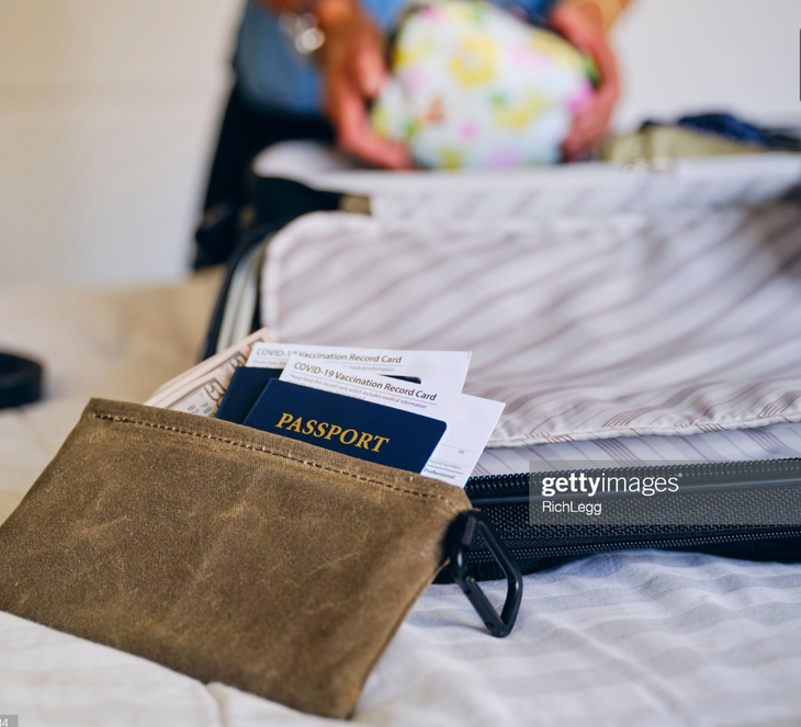 Chuyên gia du lịch cho Vogue khuyên mang gì trong hành lý xách tay? - Ảnh 6.