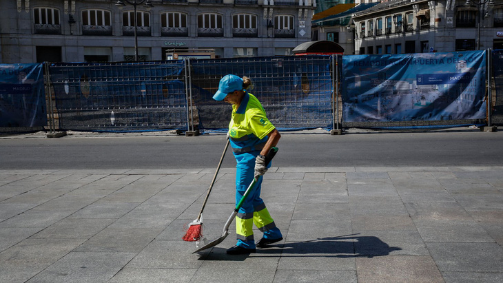 Nắng nóng, các nghiệp đoàn châu Âu tìm cách bảo vệ lao động làm việc ngoài trời - Ảnh 1.