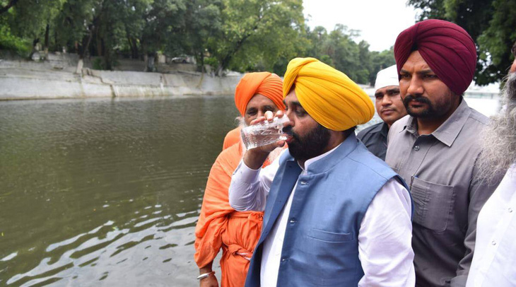 Uống nước sông để chứng minh nước sạch, thủ hiến một bang ở Ấn Độ nhập viện - Ảnh 1.