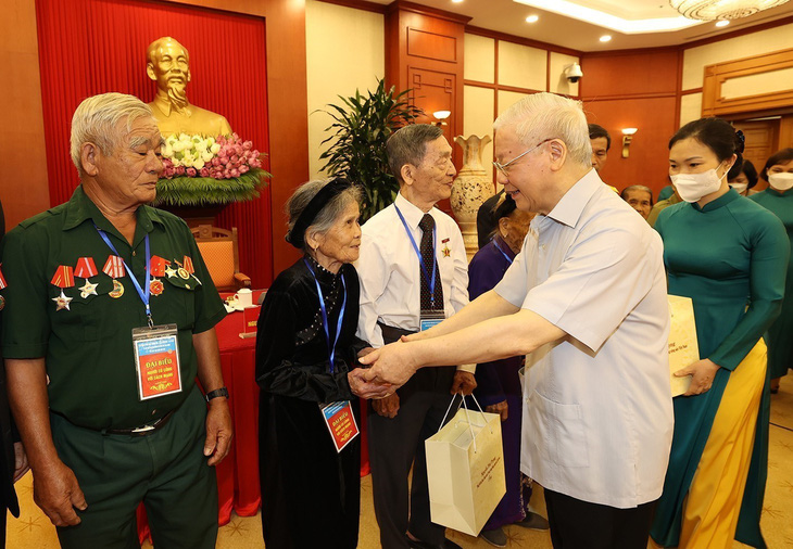 Tổng bí thư Nguyễn Phú Trọng gặp mặt các đại biểu người có công tiêu biểu toàn quốc - Ảnh 1.