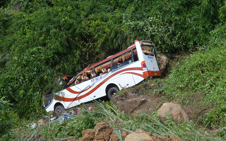 Hiện trường chiếc xe chở hàng chục du khách rớt vực sâu đèo Đại Ninh
