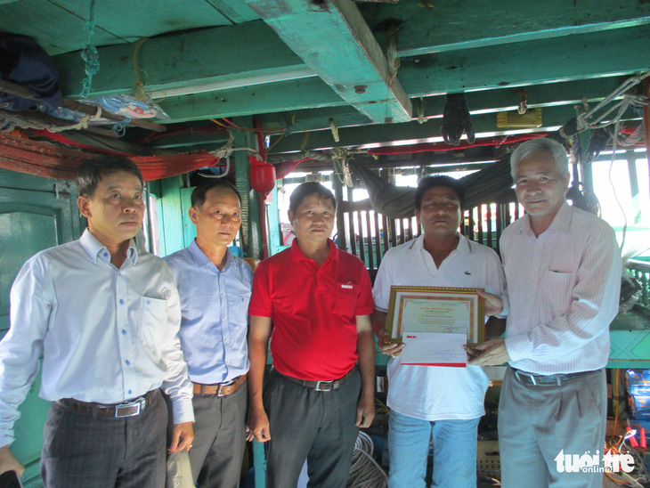 Trao giải thưởng Bạn đồng hành quanh tôi cho thuyền trưởng tàu cá cứu 4 ngư dân Bình Thuận - Ảnh 1.