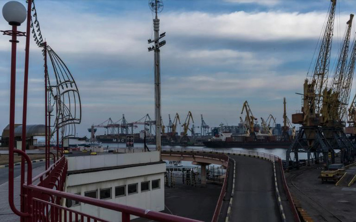 Chưa trọn ngày ký thỏa thuận ngũ cốc, Ukraine nói Nga tấn công cảng Odessa