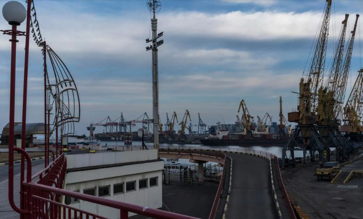 Chưa trọn ngày ký thỏa thuận ngũ cốc, Ukraine nói Nga tấn công cảng Odessa - Ảnh 1.