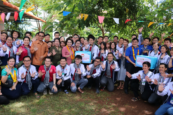 Bà Tô Thị Bích Châu thăm các chiến sĩ tình nguyện TP.HCM tại Lào - Ảnh 4.