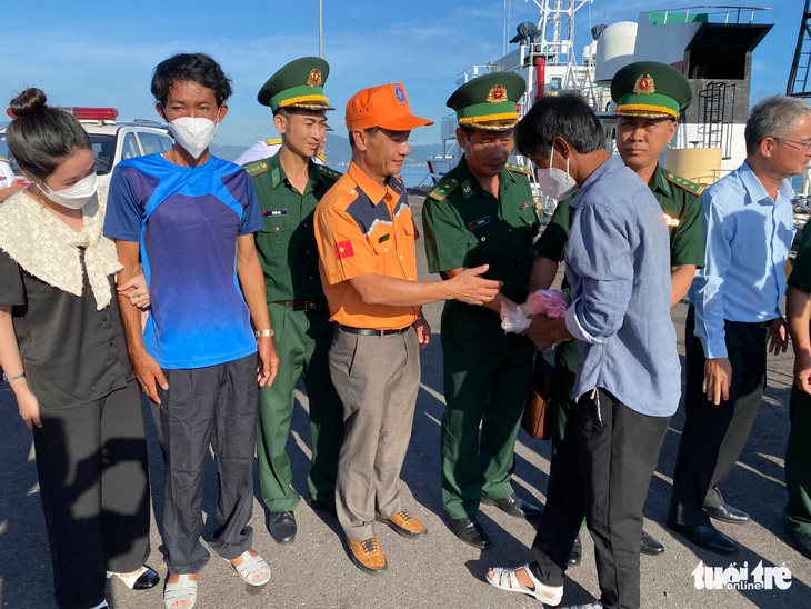 Người thân xúc động gặp lại 5 ngư dân Bình Thuận sống sót trở về - Ảnh 7.