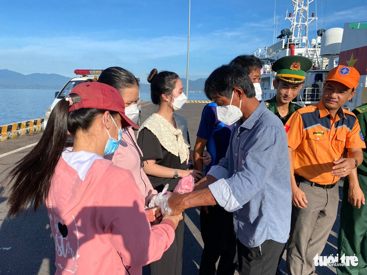 Người thân xúc động gặp lại 5 ngư dân Bình Thuận sống sót trở về - Ảnh 1.