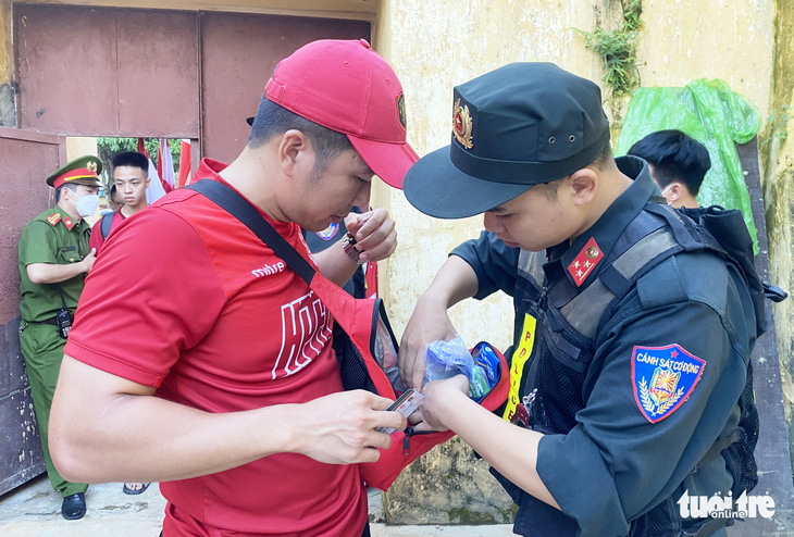 Công an lý giải vì sao cổ động viên Hải Phòng đốt pháo sáng trên sân Vinh - Ảnh 2.