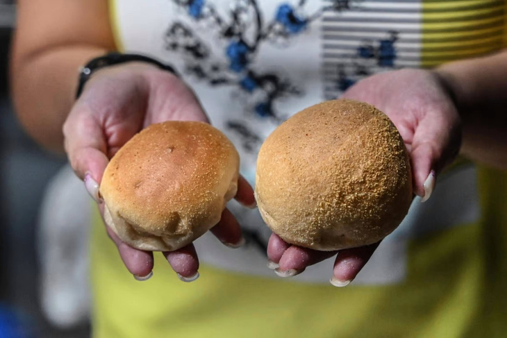 Nhiều tiệm bánh mì Philippines cắt giảm trọng lượng vì lạm phát - Ảnh 1.