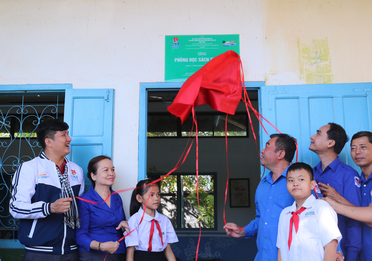 Bà Tô Thị Bích Châu thăm các chiến sĩ tình nguyện TP.HCM tại Lào - Ảnh 2.