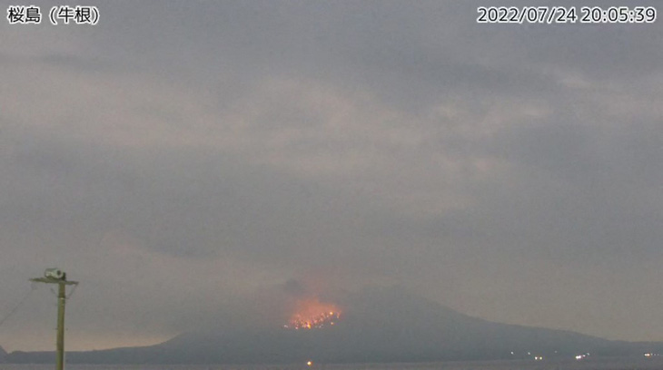 Núi lửa Sakurajima ở Nhật phun trào ngày thứ 2 liên tiếp, đá văng xa đến 2,5km - Ảnh 1.