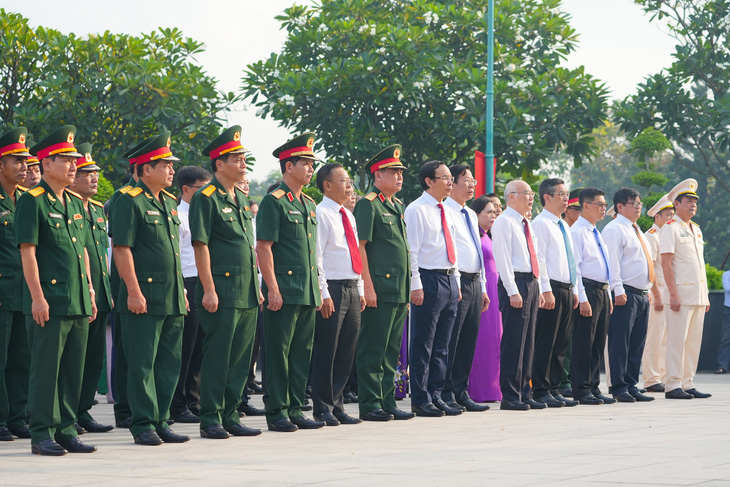 Lãnh đạo TP.HCM dâng hương tưởng niệm các anh hùng liệt sĩ - Ảnh 2.