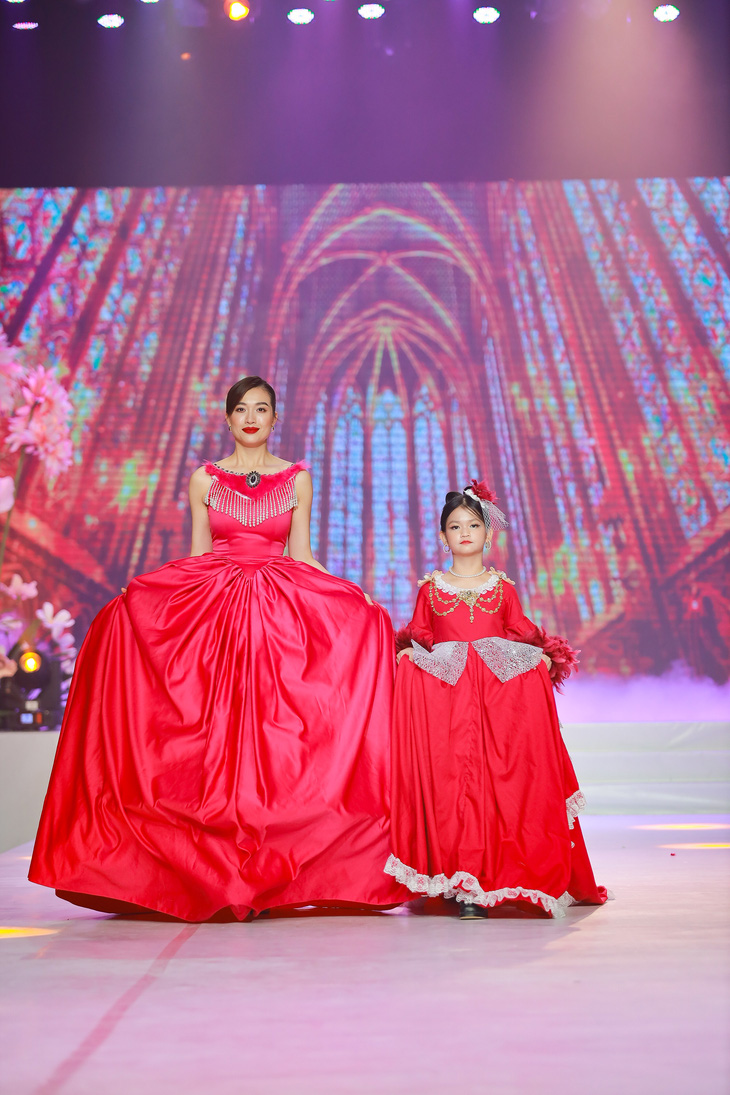 Hoàng Thùy, Mâu Thủy, Lệ Hằng ‘đọ dáng’ trong My Dream Fashion Show 2022 - Ảnh 4.