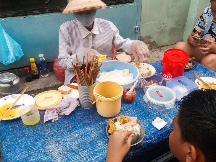 Bánh ướt 50 năm chợ Nghĩa Hòa, mỗi năm chỉ tăng 1.000 - 2.000 đồng - Ảnh 3.