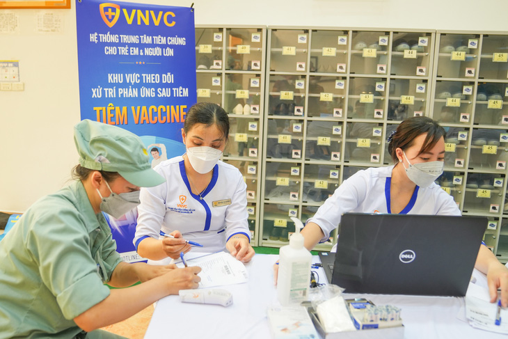 Doanh nghiệp chủ động tiêm vắc xin phòng cúm cho công nhân - Ảnh 2.