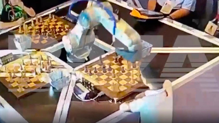 Nghi gian lận, robot cờ vua Nga nổi giận ‘đi đường quyền’ với người chơi - Ảnh 1.